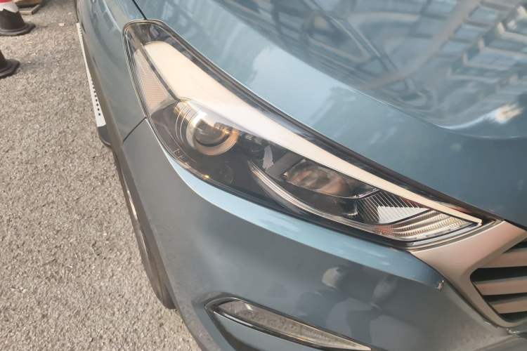Used Hyundai Tucson 2018 1.6T Dual-Clutch Two-Wheel Drive 15th Anniversary Special Edition Right Front Headlight