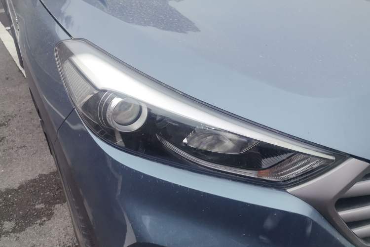 Used Hyundai Tucson 2018 1.6T Dual-Clutch Two-Wheel Drive 15th Anniversary Special Edition Right Front Headlight