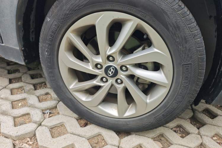 Used Hyundai Tucson 2018 1.6T Dual-Clutch Two-Wheel Drive 15th Anniversary Special Edition Right Front Wheel Hub