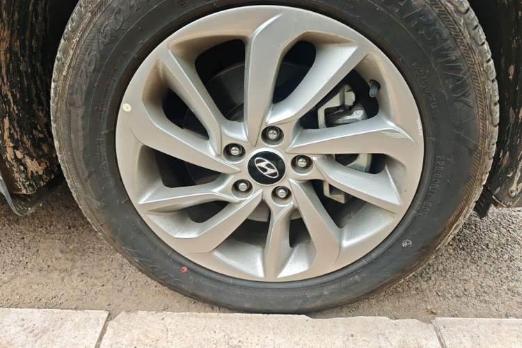 Used Hyundai Tucson 2018 1.6T Dual-Clutch Two-Wheel Drive 15th Anniversary Special Edition Right Front Wheel Hub
