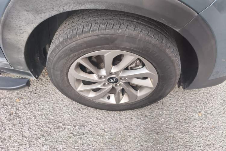 Used Hyundai Tucson 2018 1.6T Dual-Clutch Two-Wheel Drive 15th Anniversary Special Edition Right Front Wheel Hub