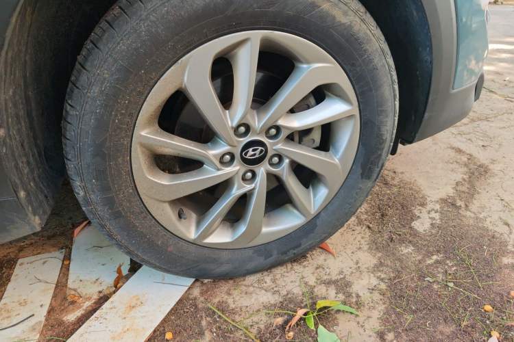 Used Hyundai Tucson 2018 1.6T Dual-Clutch Two-Wheel Drive 15th Anniversary Special Edition Right Front Wheel Hub