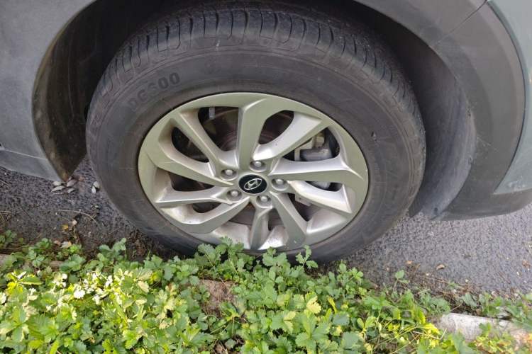 Used Hyundai Tucson 2018 1.6T Dual-Clutch Two-Wheel Drive 15th Anniversary Special Edition Right Front Wheel Hub