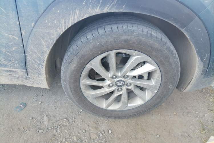 Used Hyundai Tucson 2018 1.6T Dual-Clutch Two-Wheel Drive 15th Anniversary Special Edition Right Front Wheel Hub