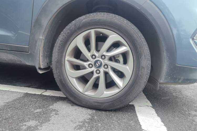 Used Hyundai Tucson 2018 1.6T Dual-Clutch Two-Wheel Drive 15th Anniversary Special Edition Right Front Wheel Hub