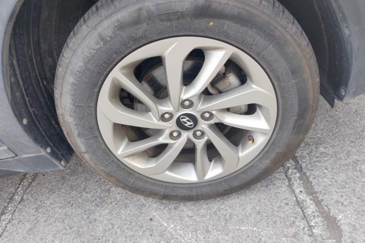 Used Hyundai Tucson 2018 1.6T Dual-Clutch Two-Wheel Drive 15th Anniversary Special Edition Right Front Wheel Hub