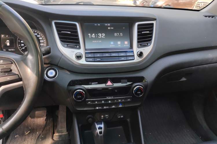 Used Hyundai Tucson 2018 1.6T Dual-Clutch Two-Wheel Drive 15th Anniversary Special Edition Audio And AC Panel