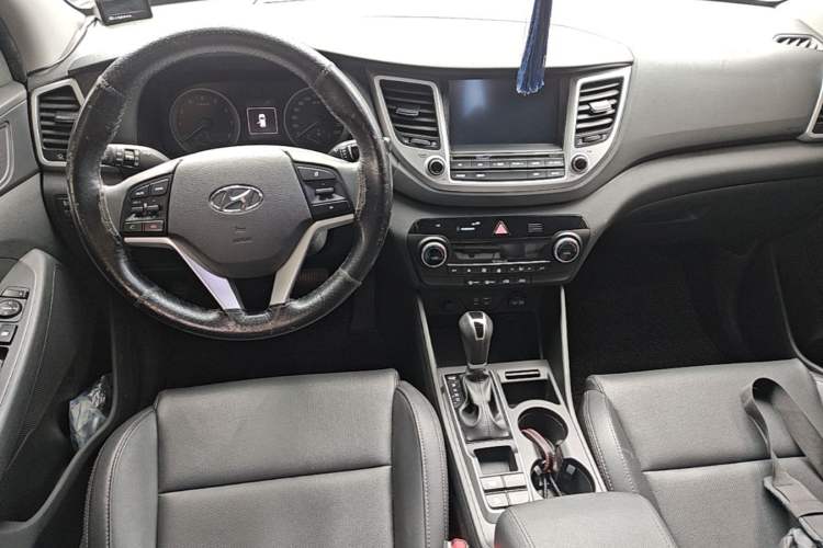 Used Hyundai Tucson 2018 1.6T Dual-Clutch Two-Wheel Drive 15th Anniversary Special Edition Center Console
