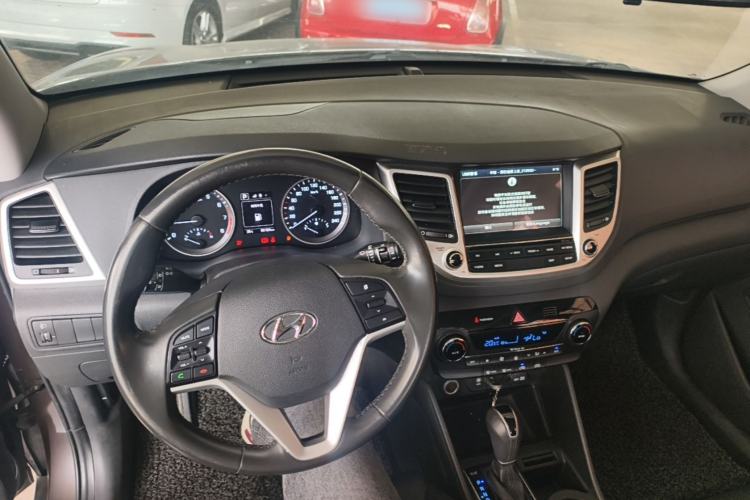 Used Hyundai Tucson 2018 1.6T Dual-Clutch Two-Wheel Drive 15th Anniversary Special Edition Center Console