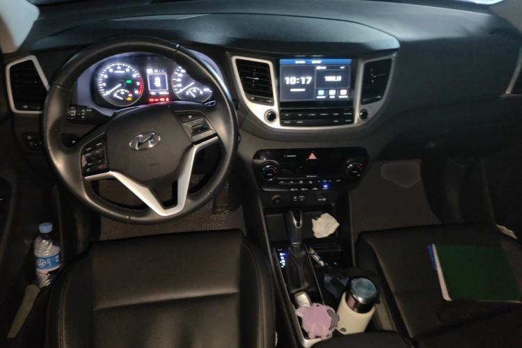 Used Hyundai Tucson 2018 1.6T Dual-Clutch Two-Wheel Drive 15th Anniversary Special Edition Center Console