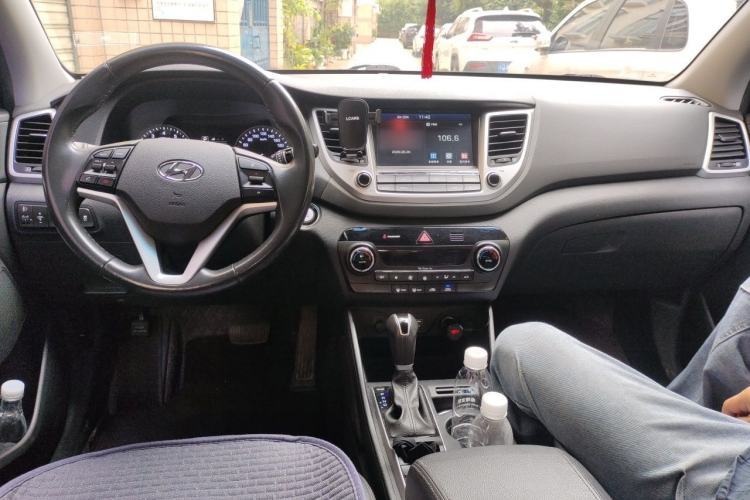 Used Hyundai Tucson 2018 1.6T Dual-Clutch Two-Wheel Drive 15th Anniversary Special Edition Center Console