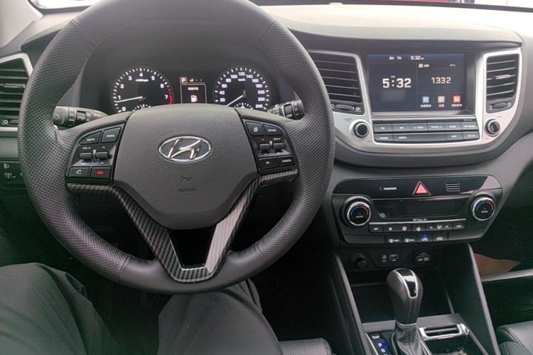 Used Hyundai Tucson 2018 1.6T Dual-Clutch Two-Wheel Drive 15th Anniversary Special Edition Center Console