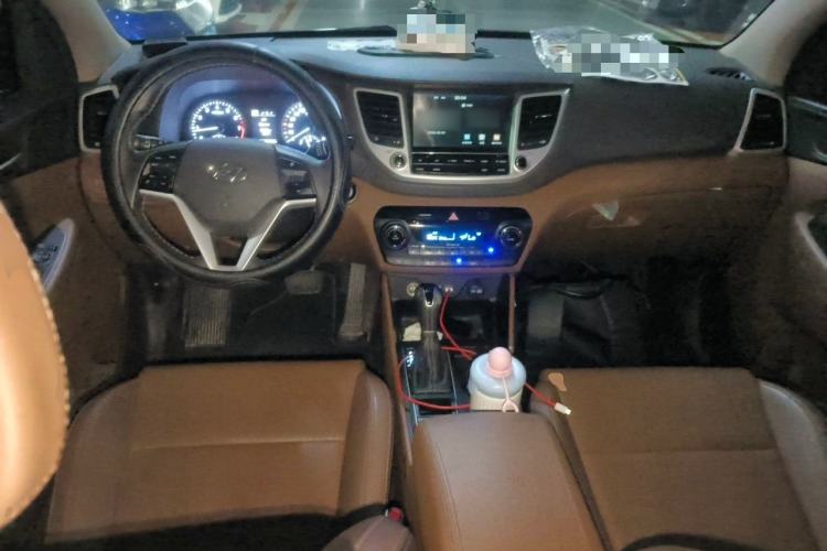 Used Hyundai Tucson 2018 1.6T Dual-Clutch Two-Wheel Drive 15th Anniversary Special Edition Center Console