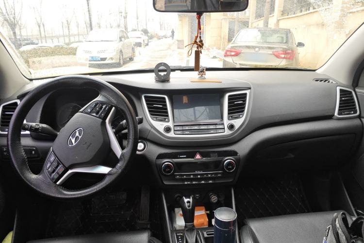 Used Hyundai Tucson 2018 1.6T Dual-Clutch Two-Wheel Drive 15th Anniversary Special Edition Center Console