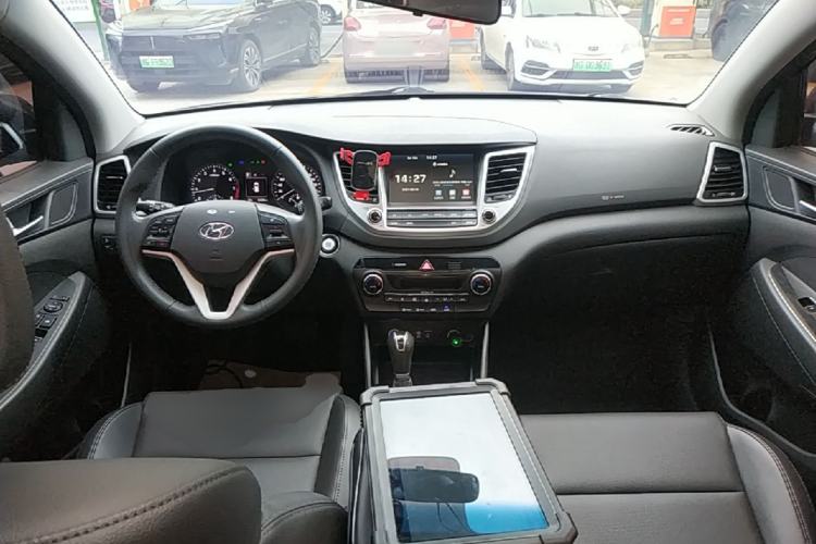 Used Hyundai Tucson 2018 1.6T Dual-Clutch Two-Wheel Drive 15th Anniversary Special Edition Center Console