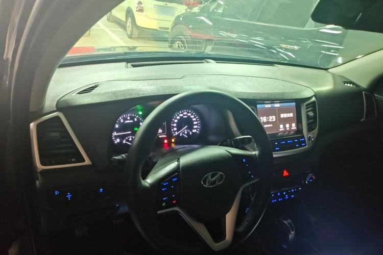 Used Hyundai Tucson 2018 1.6T Dual-Clutch Two-Wheel Drive 15th Anniversary Special Edition Center Console