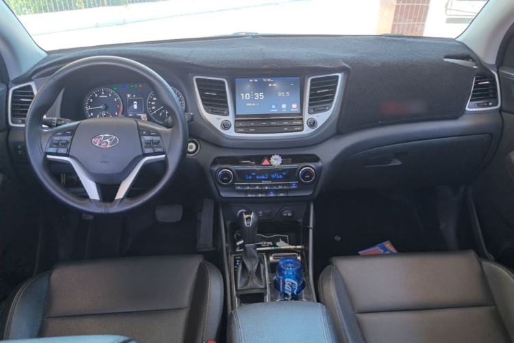Used Hyundai Tucson 2018 1.6T Dual-Clutch Two-Wheel Drive 15th Anniversary Special Edition Center Console