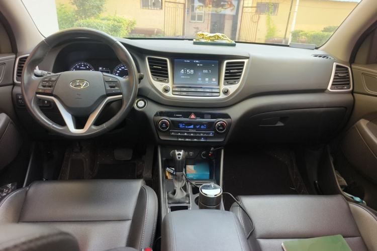 Used Hyundai Tucson 2018 1.6T Dual-Clutch Two-Wheel Drive 15th Anniversary Special Edition Center Console