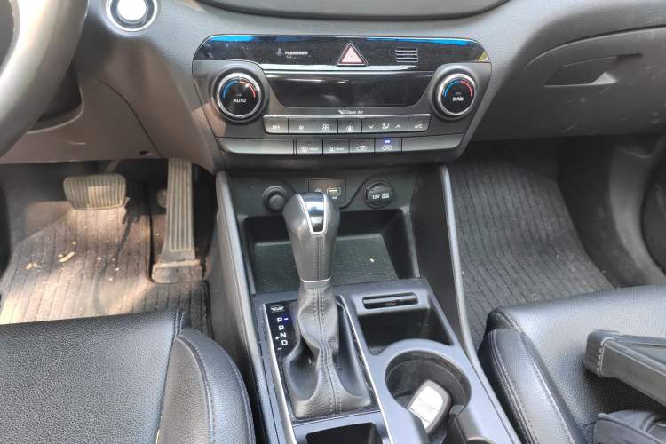 Used Hyundai Tucson 2018 1.6T Dual-Clutch Two-Wheel Drive 15th Anniversary Special Edition Gear Lever