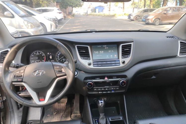 Used Hyundai Tucson 2018 1.6T Dual-Clutch Two-Wheel Drive 15th Anniversary Special Edition Interior 2