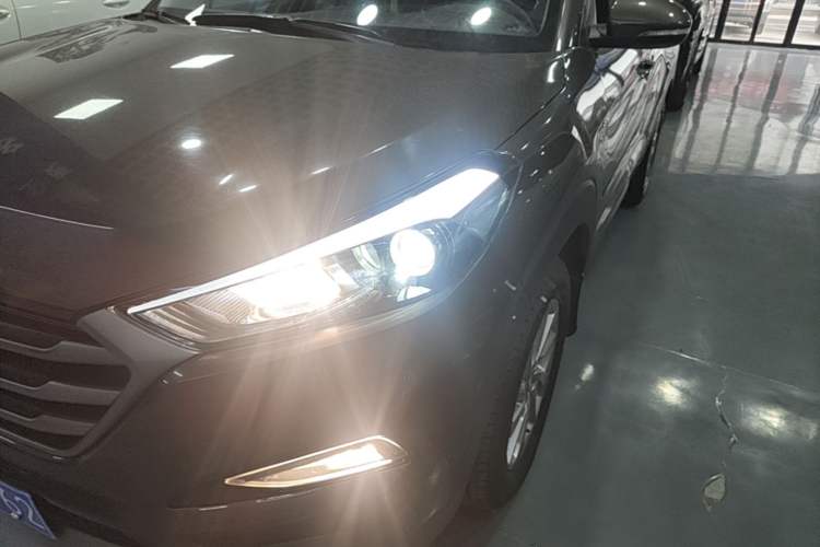 Used Hyundai Tucson 2018 1.6T Dual-Clutch Two-Wheel Drive 15th Anniversary Special Edition Left Front Headlight