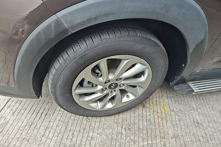Used Hyundai Tucson 2018 1.6T Dual-Clutch Two-Wheel Drive 15th Anniversary Special Edition Left Front Wheel Hub