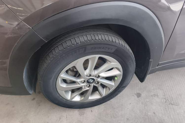 Used Hyundai Tucson 2018 1.6T Dual-Clutch Two-Wheel Drive 15th Anniversary Special Edition Left Front Wheel Hub