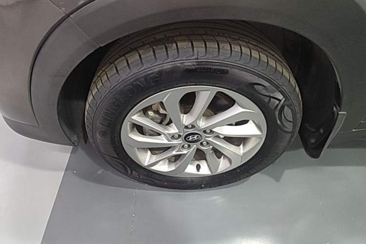 Used Hyundai Tucson 2018 1.6T Dual-Clutch Two-Wheel Drive 15th Anniversary Special Edition Left Front Wheel Hub