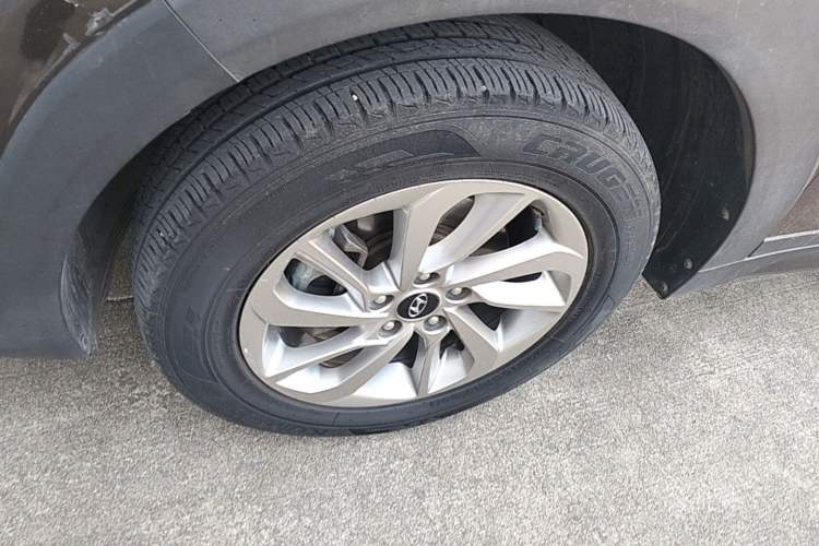 Used Hyundai Tucson 2018 1.6T Dual-Clutch Two-Wheel Drive 15th Anniversary Special Edition Left Front Wheel Hub