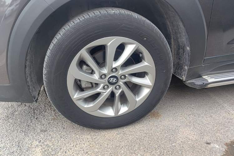 Used Hyundai Tucson 2018 1.6T Dual-Clutch Two-Wheel Drive 15th Anniversary Special Edition Left Front Wheel Hub