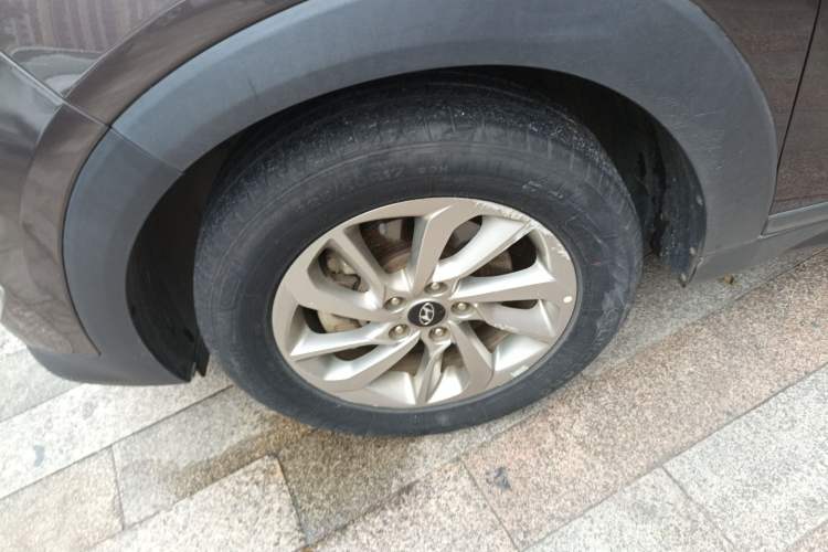 Used Hyundai Tucson 2018 1.6T Dual-Clutch Two-Wheel Drive 15th Anniversary Special Edition Left Front Wheel Hub