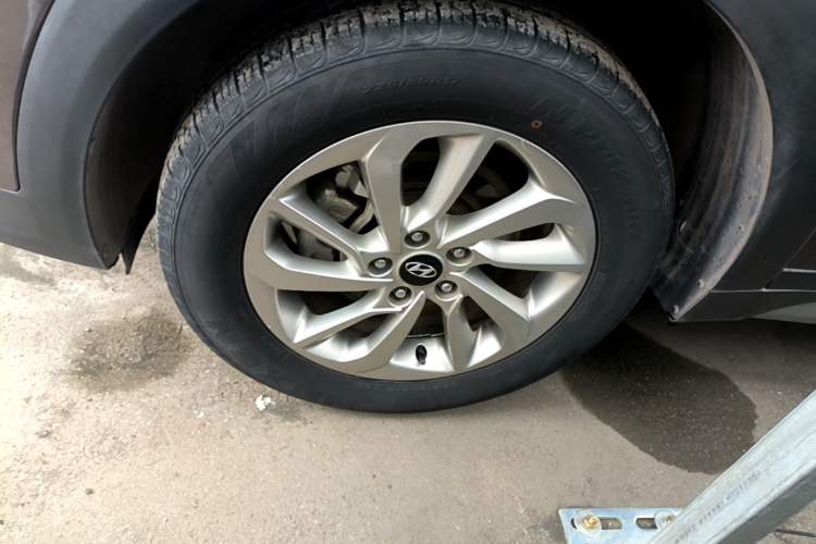 Used Hyundai Tucson 2018 1.6T Dual-Clutch Two-Wheel Drive 15th Anniversary Special Edition Left Front Wheel Hub