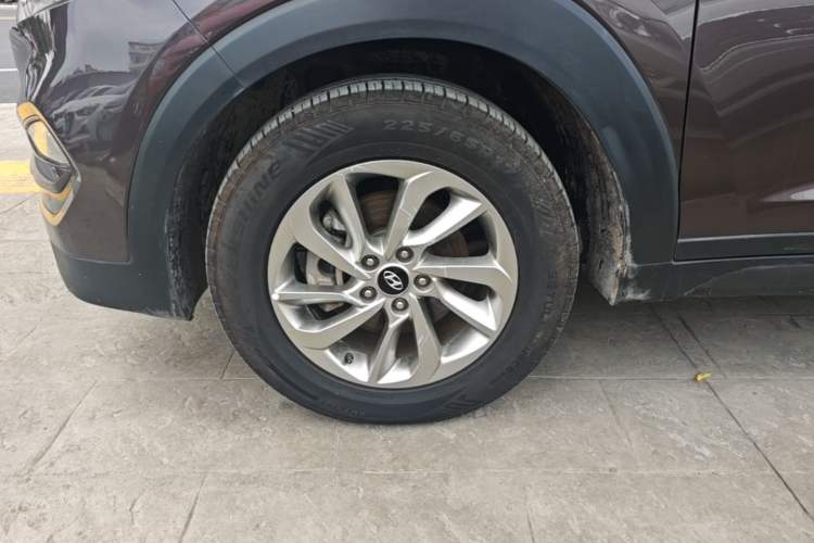 Used Hyundai Tucson 2018 1.6T Dual-Clutch Two-Wheel Drive 15th Anniversary Special Edition Left Front Wheel Hub