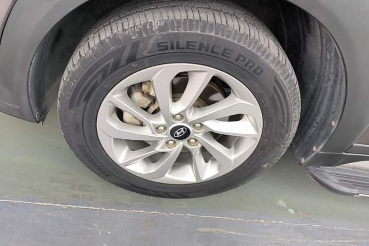 Used Hyundai Tucson 2018 1.6T Dual-Clutch Two-Wheel Drive 15th Anniversary Special Edition Left Front Wheel Hub