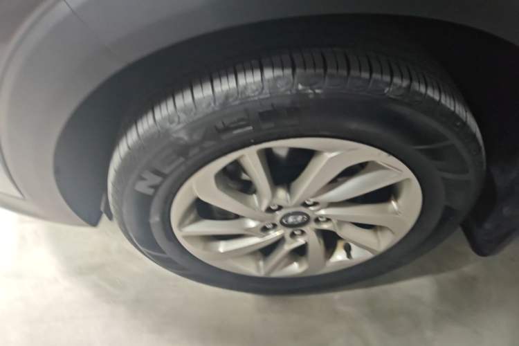 Used Hyundai Tucson 2018 1.6T Dual-Clutch Two-Wheel Drive 15th Anniversary Special Edition Left Front Wheel Hub