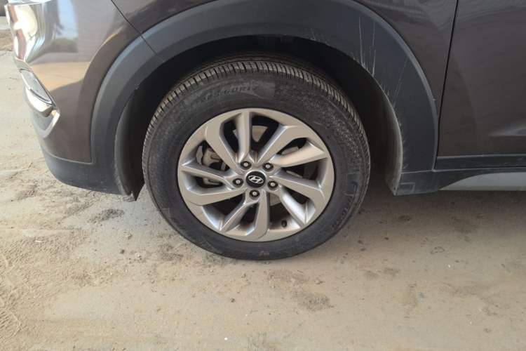 Used Hyundai Tucson 2018 1.6T Dual-Clutch Two-Wheel Drive 15th Anniversary Special Edition Left Front Wheel Hub