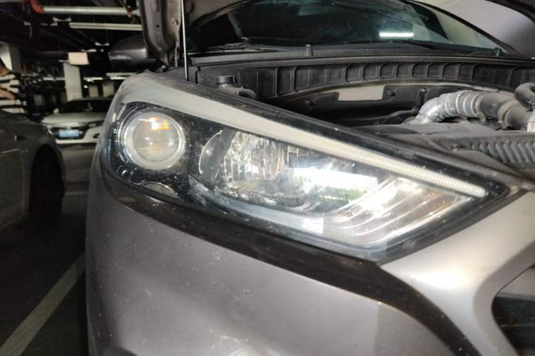 Used Hyundai Tucson 2018 1.6T Dual-Clutch Two-Wheel Drive 15th Anniversary Special Edition Right Front Headlight
