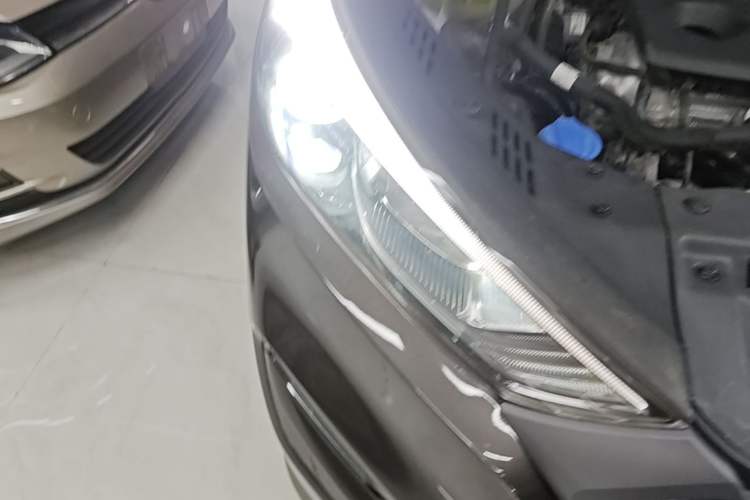 Used Hyundai Tucson 2018 1.6T Dual-Clutch Two-Wheel Drive 15th Anniversary Special Edition Right Front Headlight
