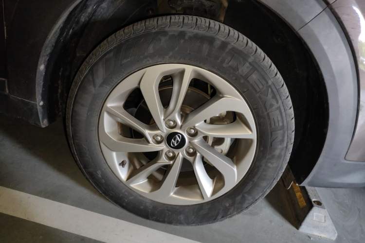 Used Hyundai Tucson 2018 1.6T Dual-Clutch Two-Wheel Drive 15th Anniversary Special Edition Right Front Wheel Hub