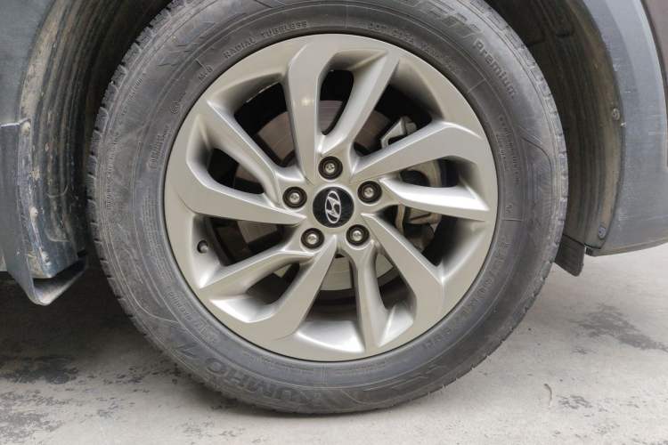Used Hyundai Tucson 2018 1.6T Dual-Clutch Two-Wheel Drive 15th Anniversary Special Edition Right Front Wheel Hub