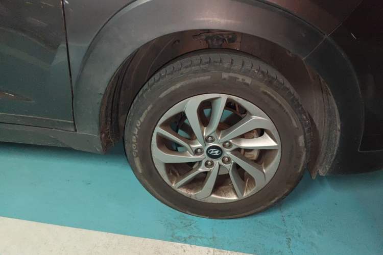 Used Hyundai Tucson 2018 1.6T Dual-Clutch Two-Wheel Drive 15th Anniversary Special Edition Right Front Wheel Hub