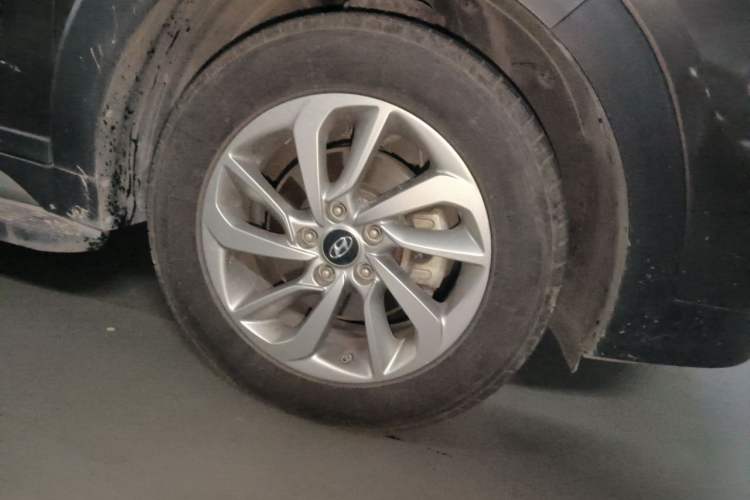Used Hyundai Tucson 2018 1.6T Dual-Clutch Two-Wheel Drive 15th Anniversary Special Edition Right Front Wheel Hub