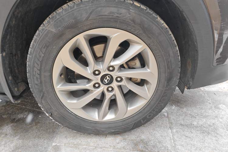 Used Hyundai Tucson 2018 1.6T Dual-Clutch Two-Wheel Drive 15th Anniversary Special Edition Right Front Wheel Hub