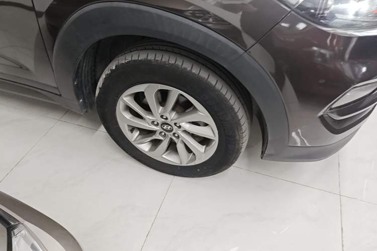Used Hyundai Tucson 2018 1.6T Dual-Clutch Two-Wheel Drive 15th Anniversary Special Edition Right Front Wheel Hub