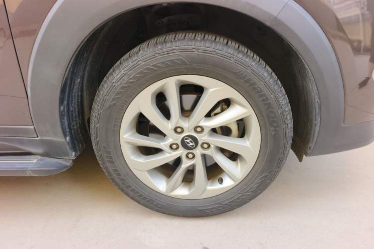 Used Hyundai Tucson 2018 1.6T Dual-Clutch Two-Wheel Drive 15th Anniversary Special Edition Right Front Wheel Hub