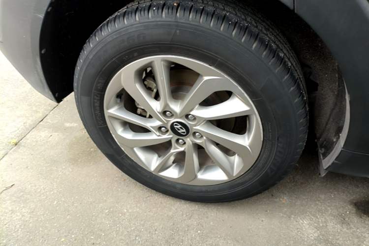 Used Hyundai Tucson 2018 1.6T Dual-Clutch Two-Wheel Drive 15th Anniversary Special Edition Right Rear Wheel Hub