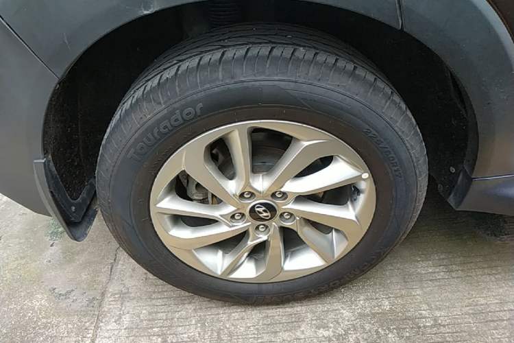 Used Hyundai Tucson 2018 1.6T Dual-Clutch Two-Wheel Drive 15th Anniversary Special Edition Right Rear Wheel Hub
