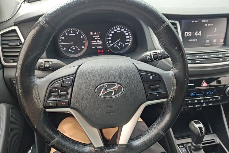 Used Hyundai Tucson 2018 1.6T Dual-Clutch Two-Wheel Drive 15th Anniversary Special Edition Steering Wheel