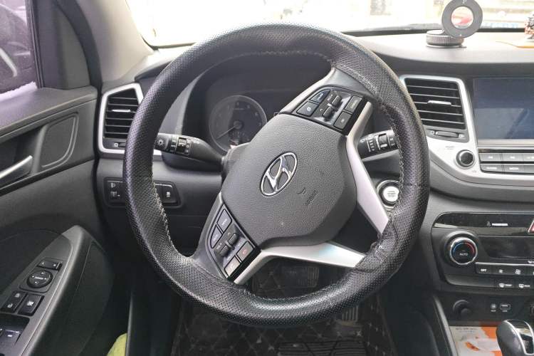 Used Hyundai Tucson 2018 1.6T Dual-Clutch Two-Wheel Drive 15th Anniversary Special Edition Steering Wheel
