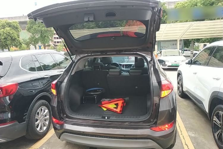 Used Hyundai Tucson 2018 1.6T Dual-Clutch Two-Wheel Drive 15th Anniversary Special Edition Trunk